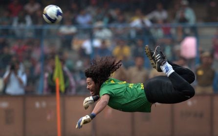 Higuita haciendo su famoso escorpión