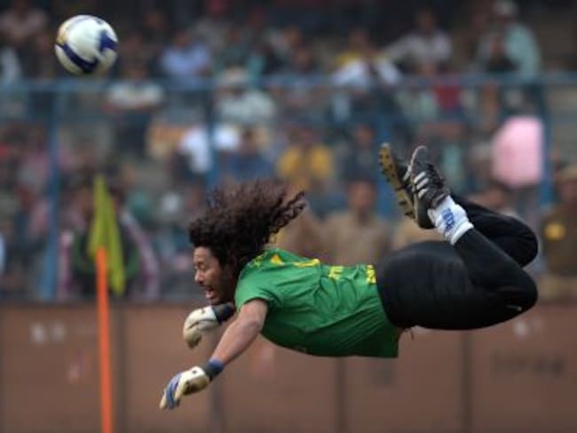 Higuita haciendo su famoso escorpión