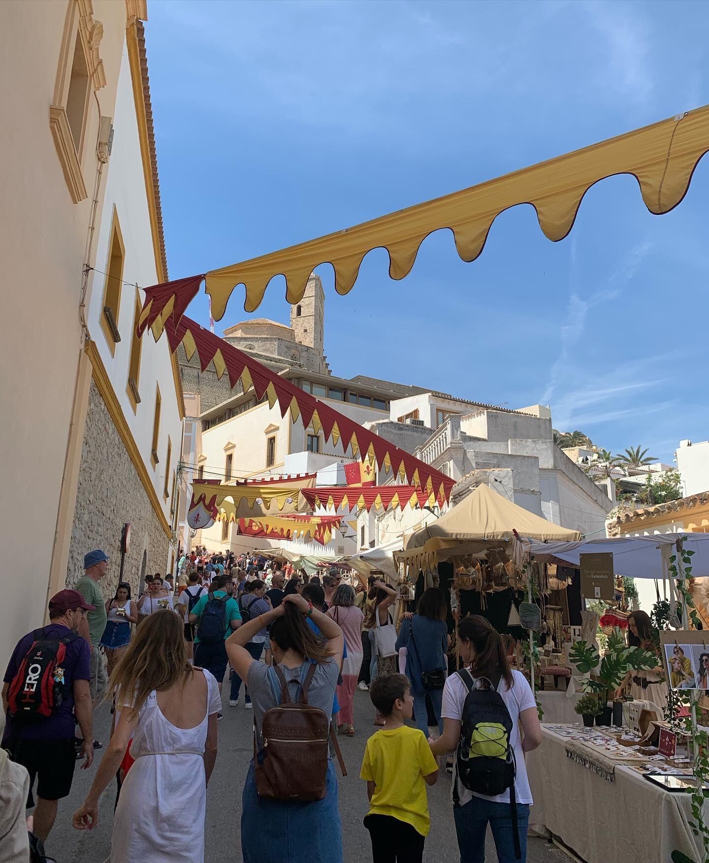 Las calles de Dalt Vila llenas durante los días de fería