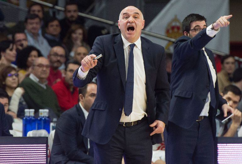 Pablo Laso da instrucciones a sus jugadores durante un partido de la final de Liga