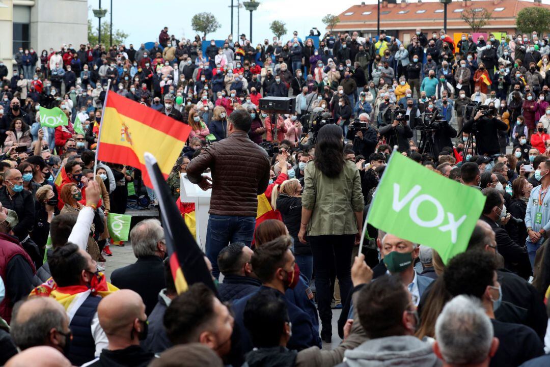 La candidata de Vox a la presidencia de la Comunidad de Madrid, Rocío Monasterio (c-d, de espaldas), y el presidente del partido, Santiago Abascal (c-i, de espaldas), durante el acto electoral que celebraron este lunes en la Plaza de la Constitución de Fu