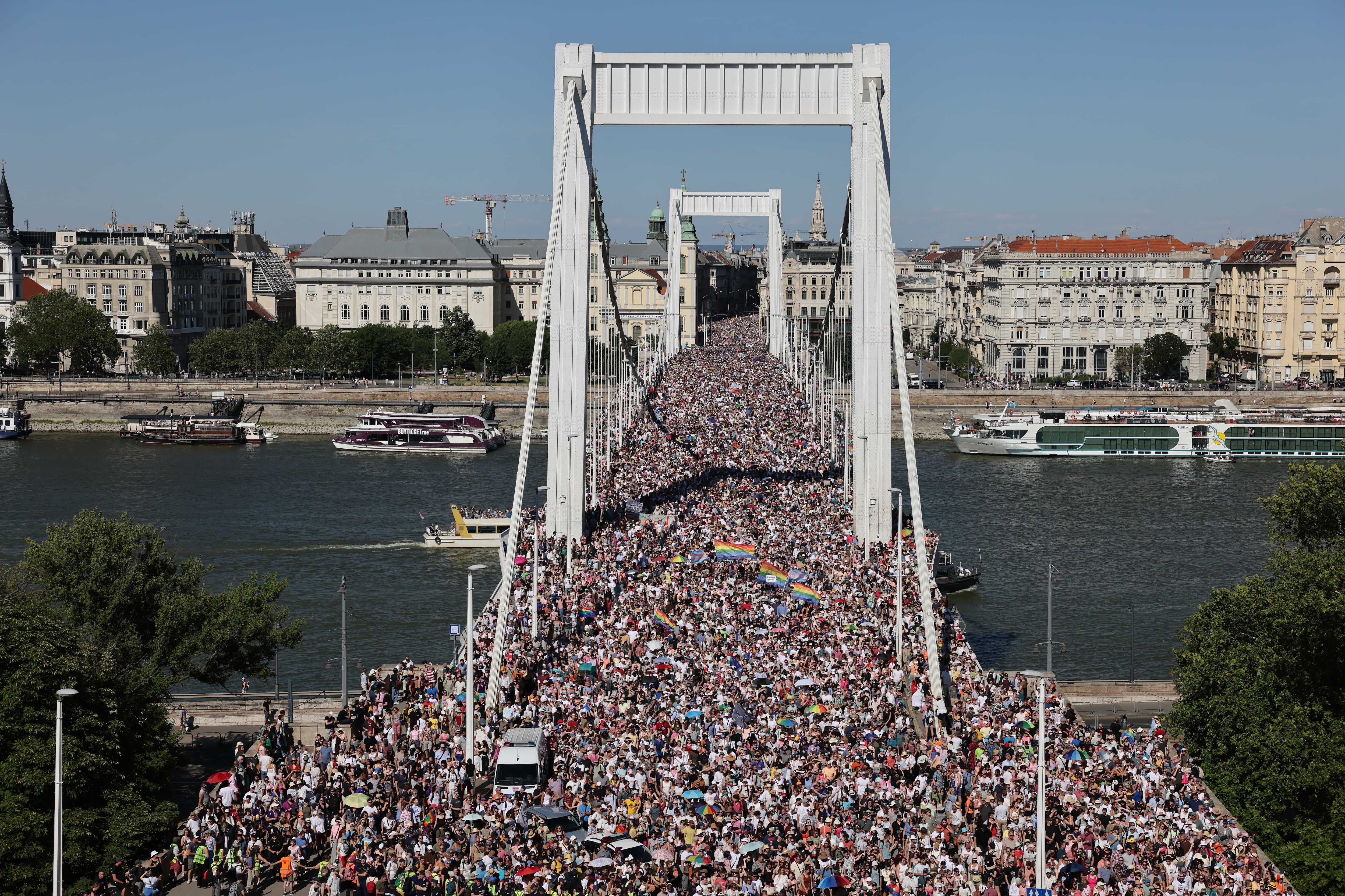 Uno de los puentes de la ciudad de Budapest, abarrotado de personas que han acudido a la manifestación del Orgullo en defensa de los derechos del colectivo este sábado.
