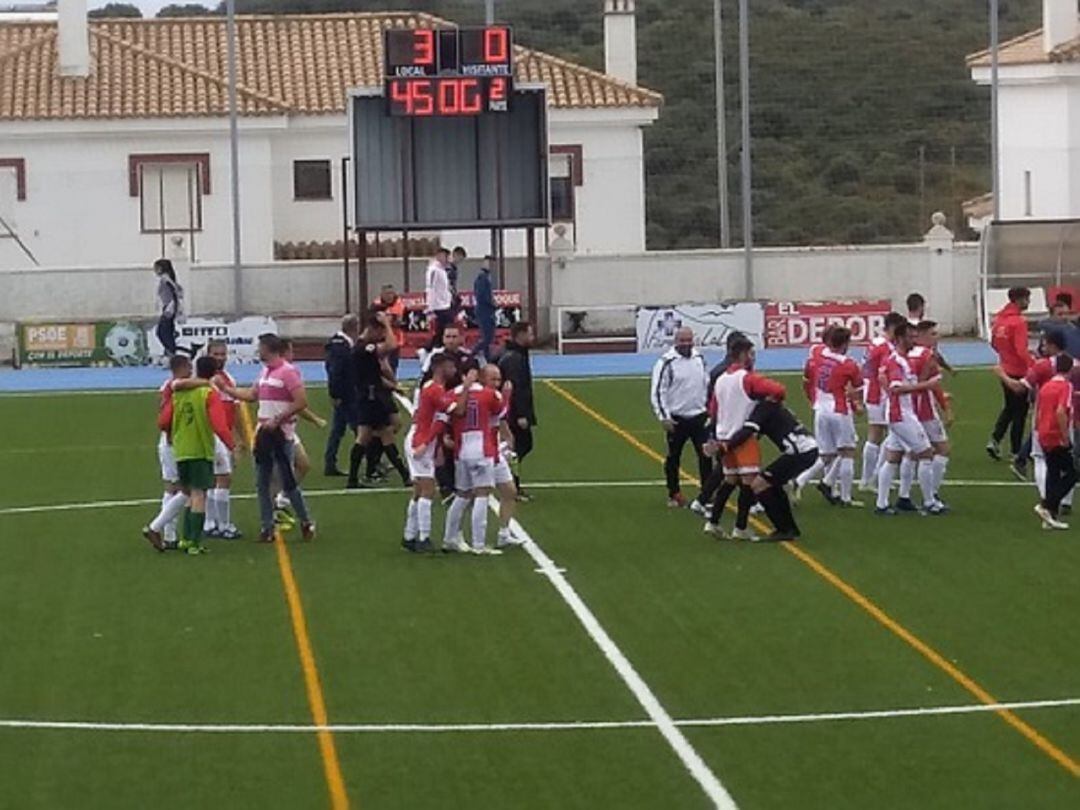 La plantilla festeja el triunfo.