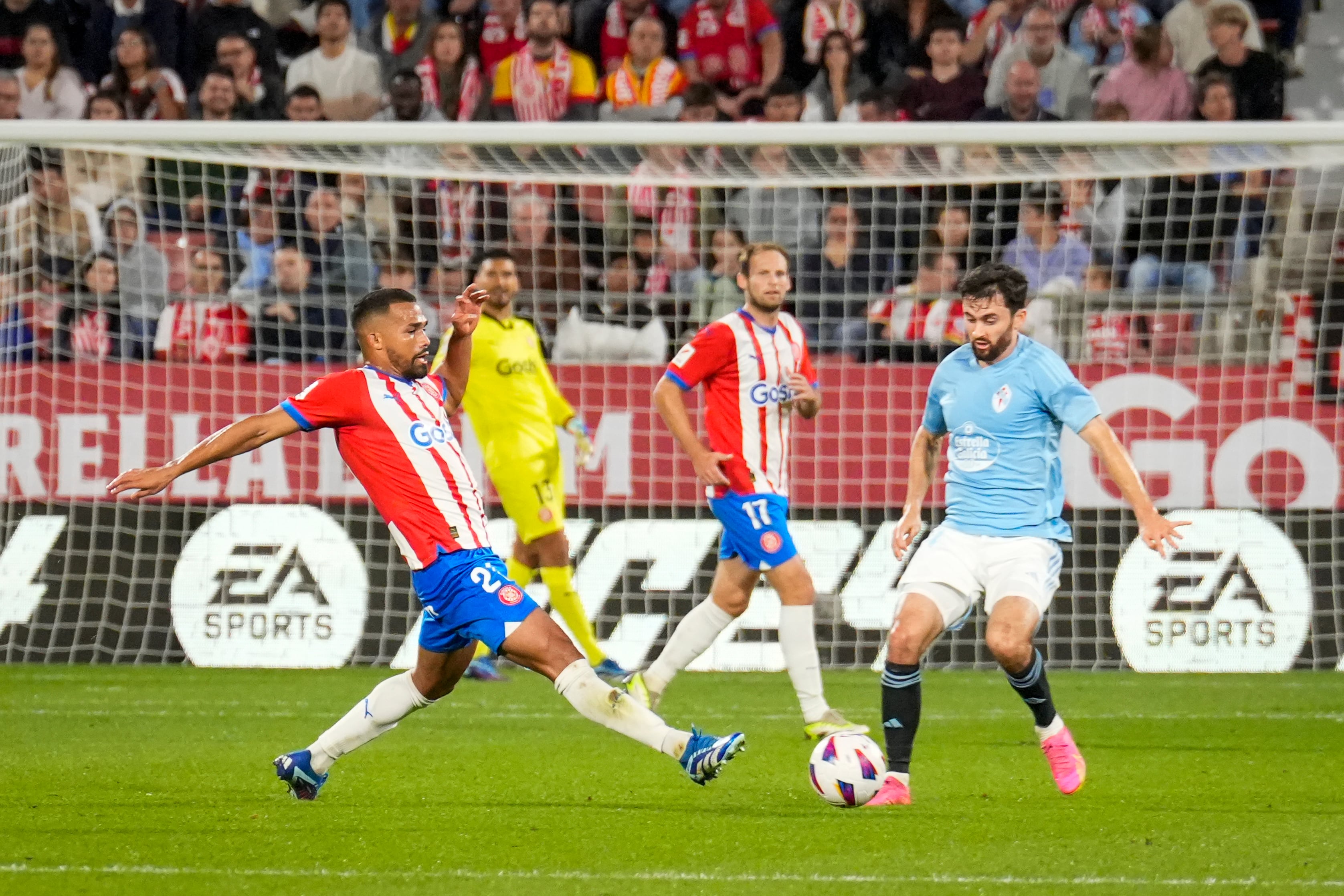 Girona, 27/10/2023. El centrocampista venezolano del Yangel Herrera (i) pelea un balón ante Luca de la Torre (d), centrocampista estadounidense del Celta de Vigo durante el partido correspondiente a la jornada 11 de LaLiga que ambos clubes disputan este viernes en el estadio municipal de Montilivi. EFE/David Borrat.
