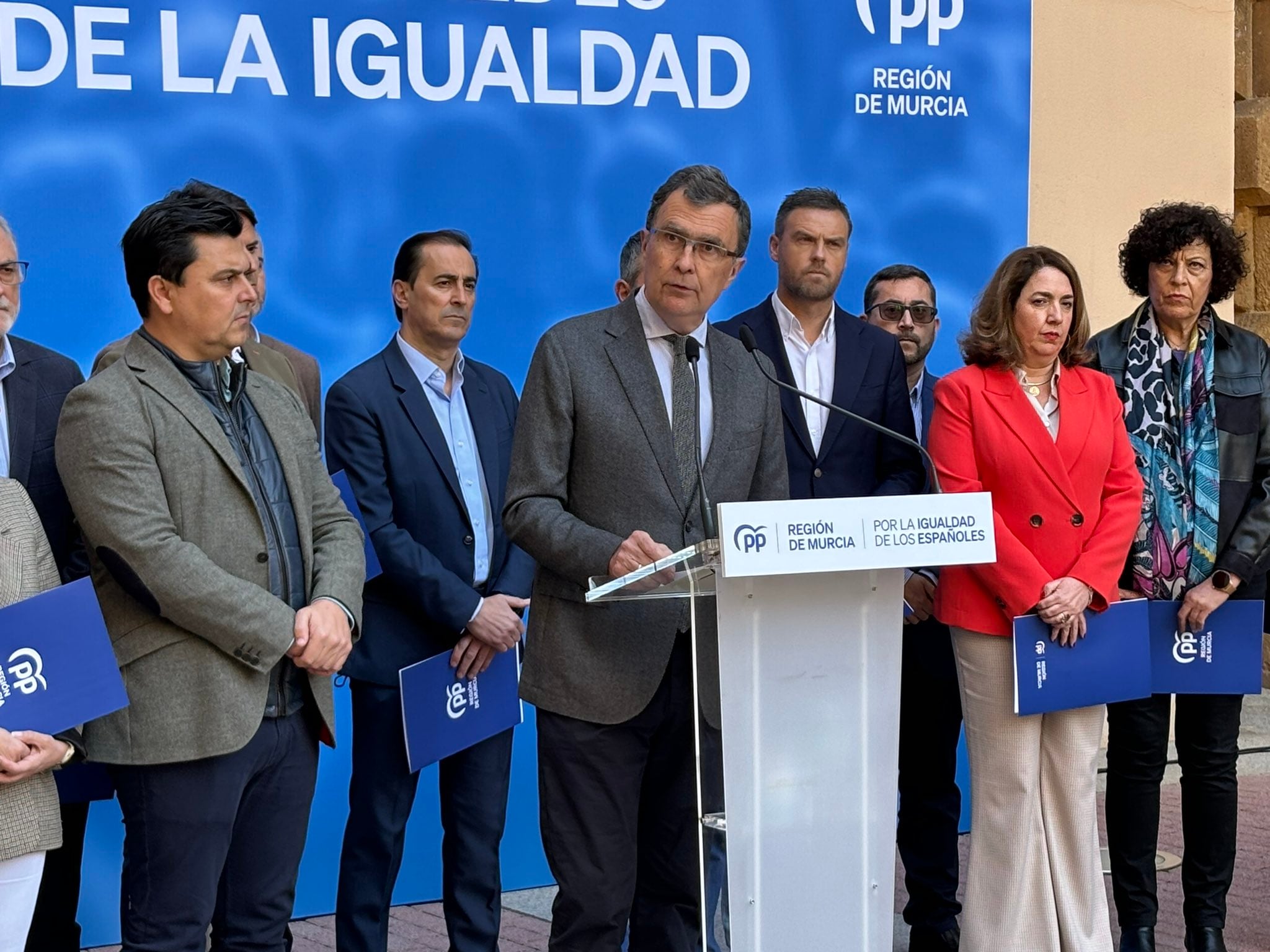 El alcalde de Murcia, José Ballesta, ha sido el encargado de leer el manifiesto firmado por los regidores del PP