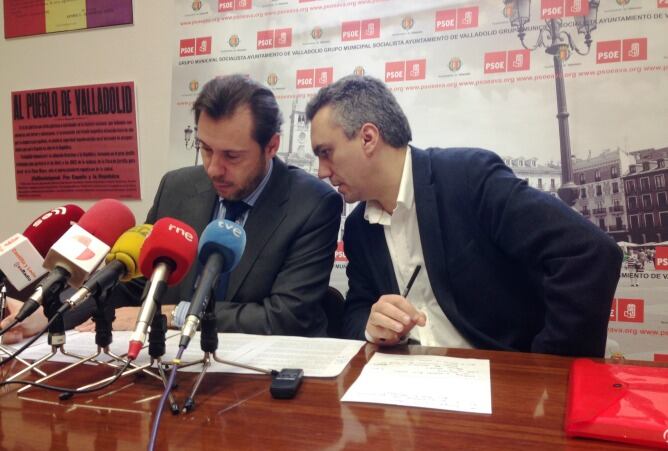 Oscar Puente y Javier Izquierdo conversan antes de la rueda de prensa para analizar el procesamiento del alcalde