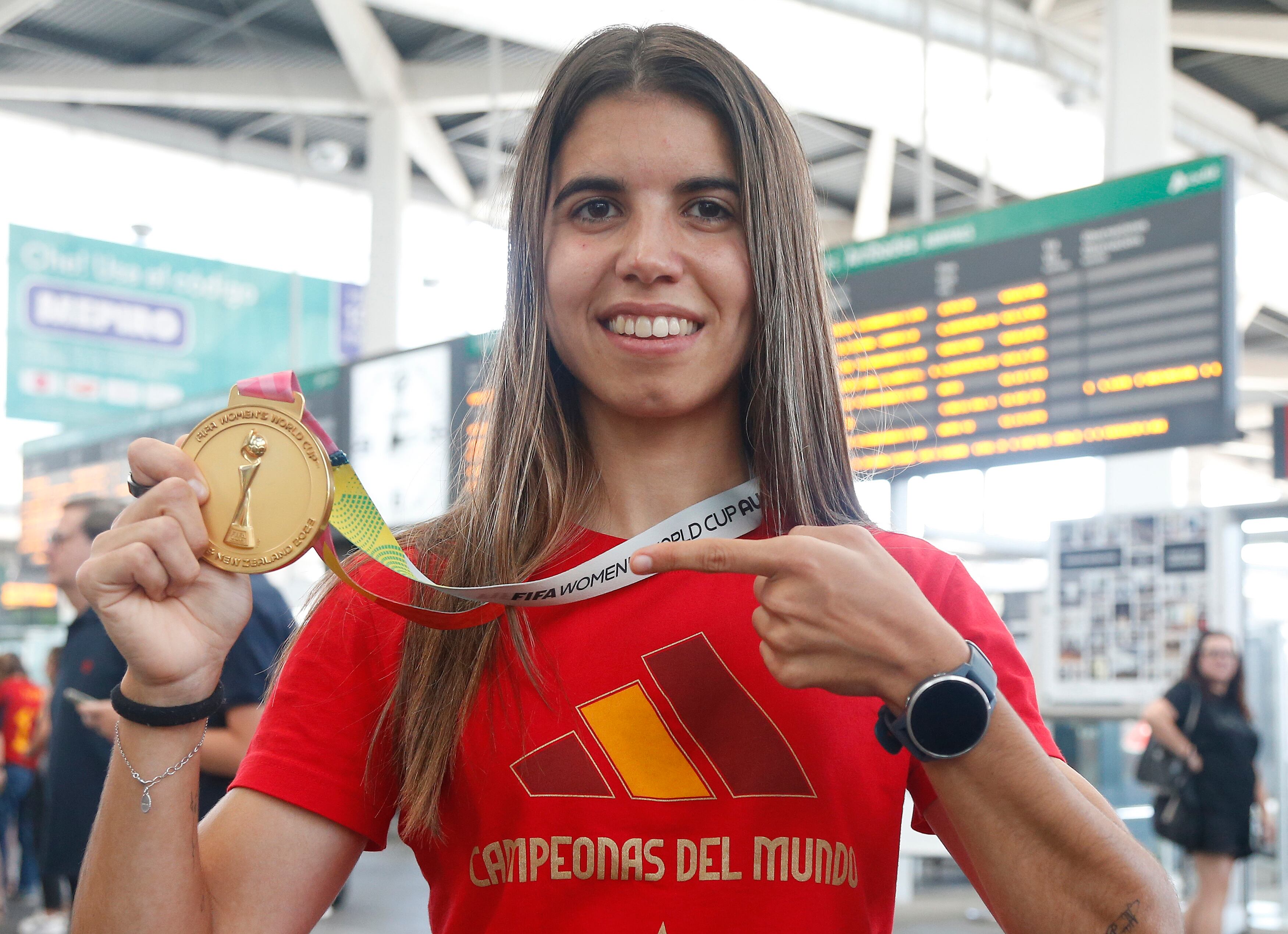 GRAFCVA5184. VALENCIA, 22/08/2023.-- La jugadora de la selección española, Alba Redondo, muestra la medalla de campeonas del mundo conseguida en Sidney a su llegada a la estación Joaquin Sorolla de Valencia. EFE/Miguel Ángel Polo.
