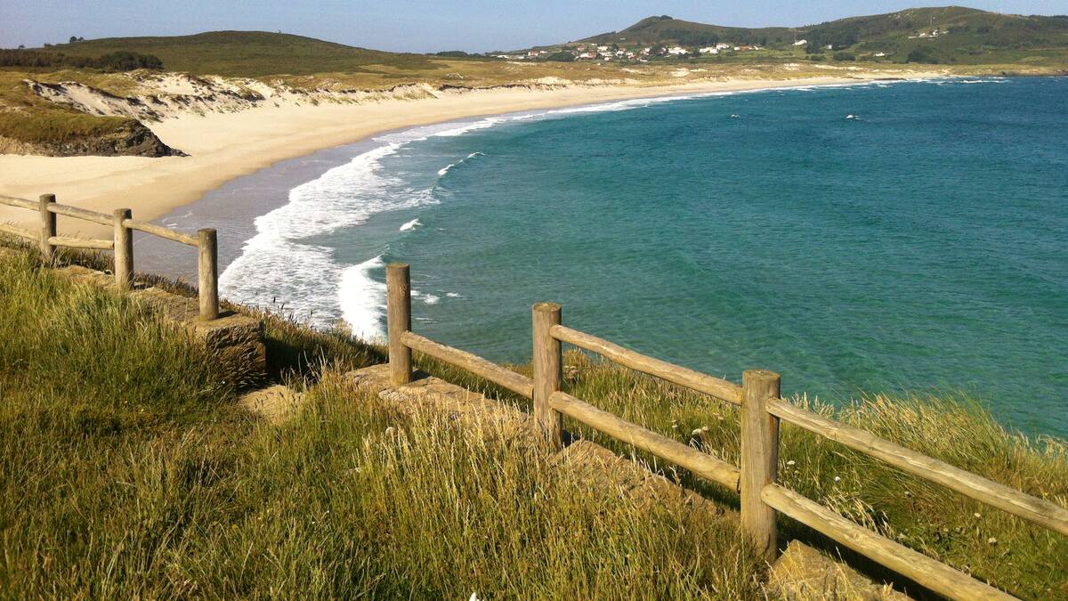 Ferrol pone guapas sus playas para la próxima temporada de verano