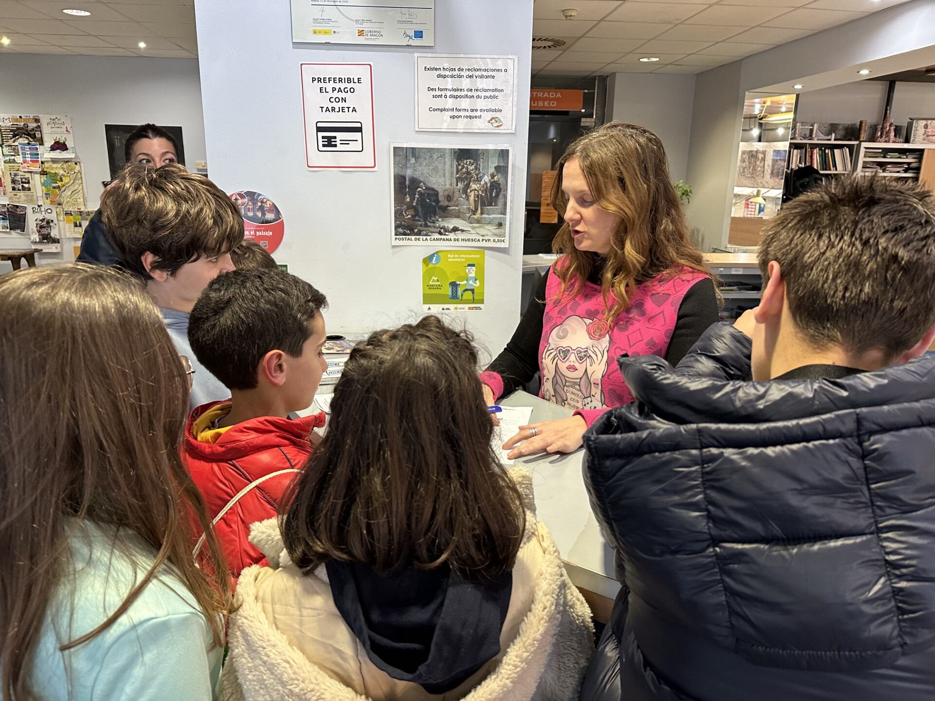 Consejeros de la Ciudad de los Niños y las Niñas en la Oficina de Turismo de Huesca durante la firma del contrato de adhesión al programa