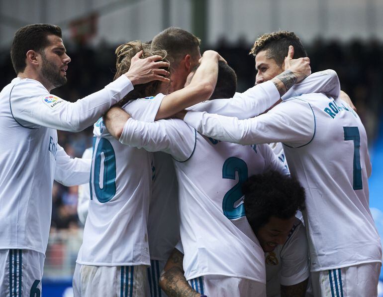 Los jugadores del Real Madrid celebran el gol de Cristiano Ronaldo en Ipurua. 