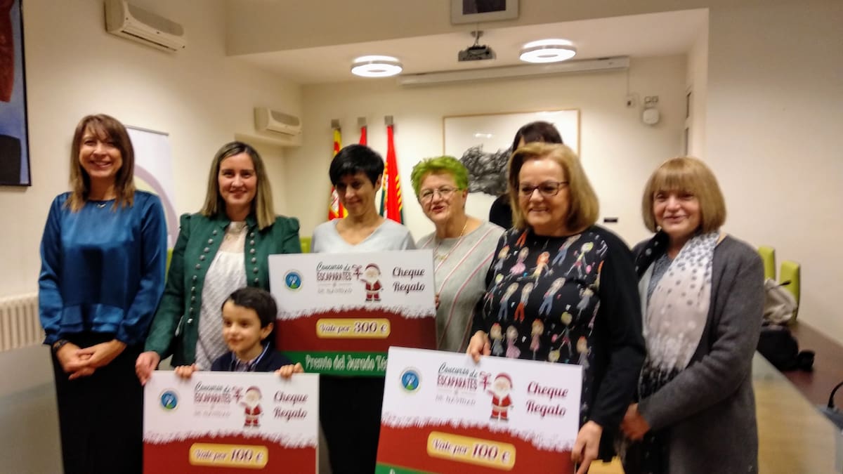 Los mejores escaparates de la Navidad de Sabiñánigo el de Yerbaflor y La Tahona