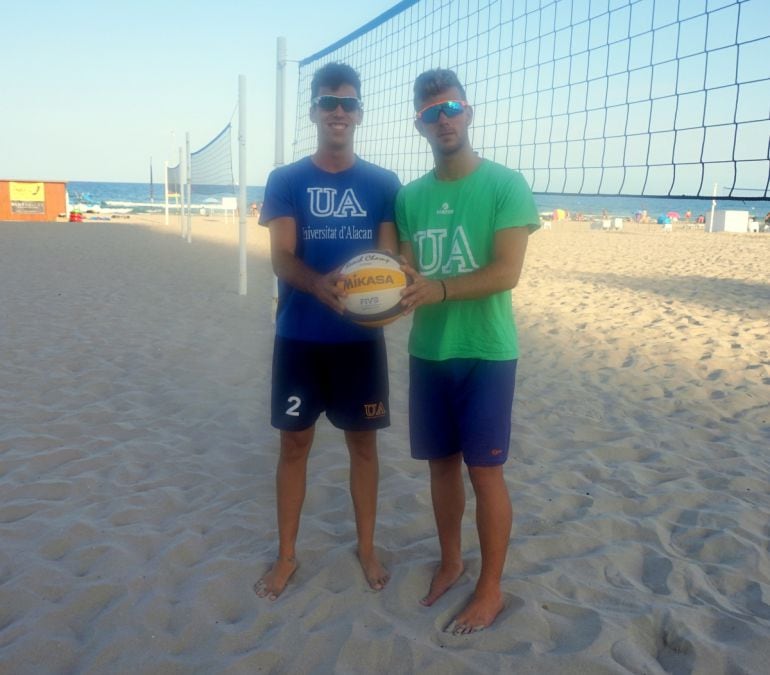 El petrerí Robert Sanfelix (I) y el alicantino Pablo Pérez (D) quieren disfrutar del Madison Beach Volley Tour 