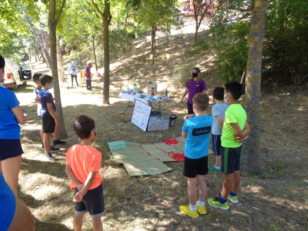 Los monitores de las Aulas de Medio Ambiente ilustraron a los participantes en esta iniciativa antes de ponerse manos a la obra