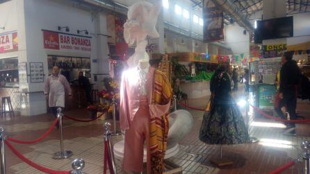 Muestras falleras en el centro del Mercat Municipal