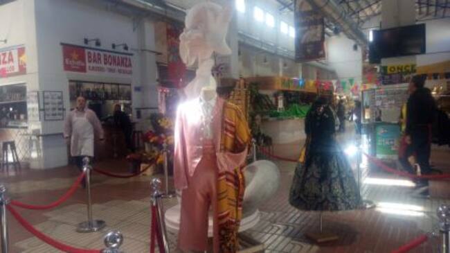 Muestras falleras en el centro del Mercat Municipal