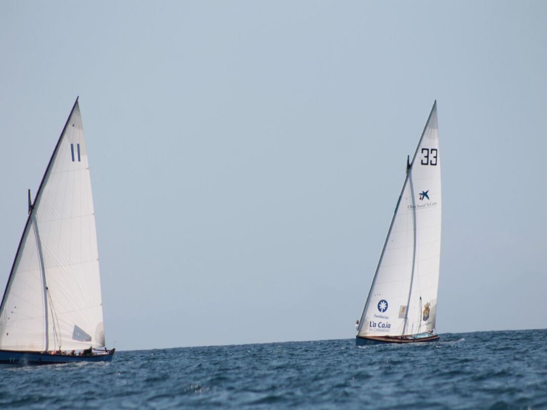 Imagen de archivo de una regata de vela latina.