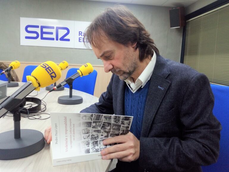 Pedro Payá en Radio Elda durante la presentación de su último libro