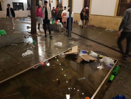 Plaza de Juan Bernier tras el botellón de Carnaval