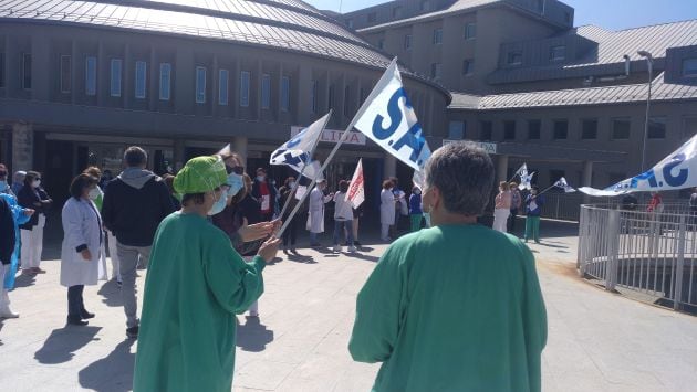 Técnicos en Cuidados de Enfermería a las puertas del Hospital de Segovia