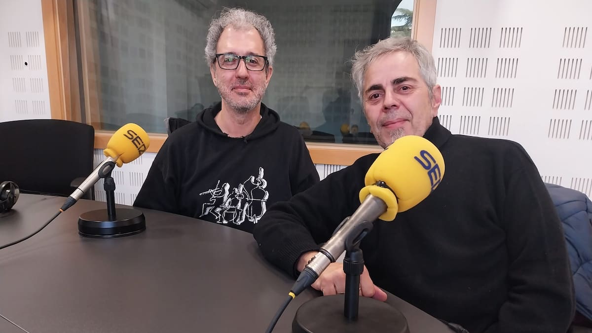 Charlamos con Juan Carlos García ‘Chimo’, cantante, y con Marcos Parra, batería del grupo Sinestress