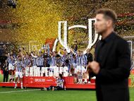 Diego Pablo Simeone en la entrega de la Copa a la Real Sociedad. (Photo by Fran Santiago/Getty Images)