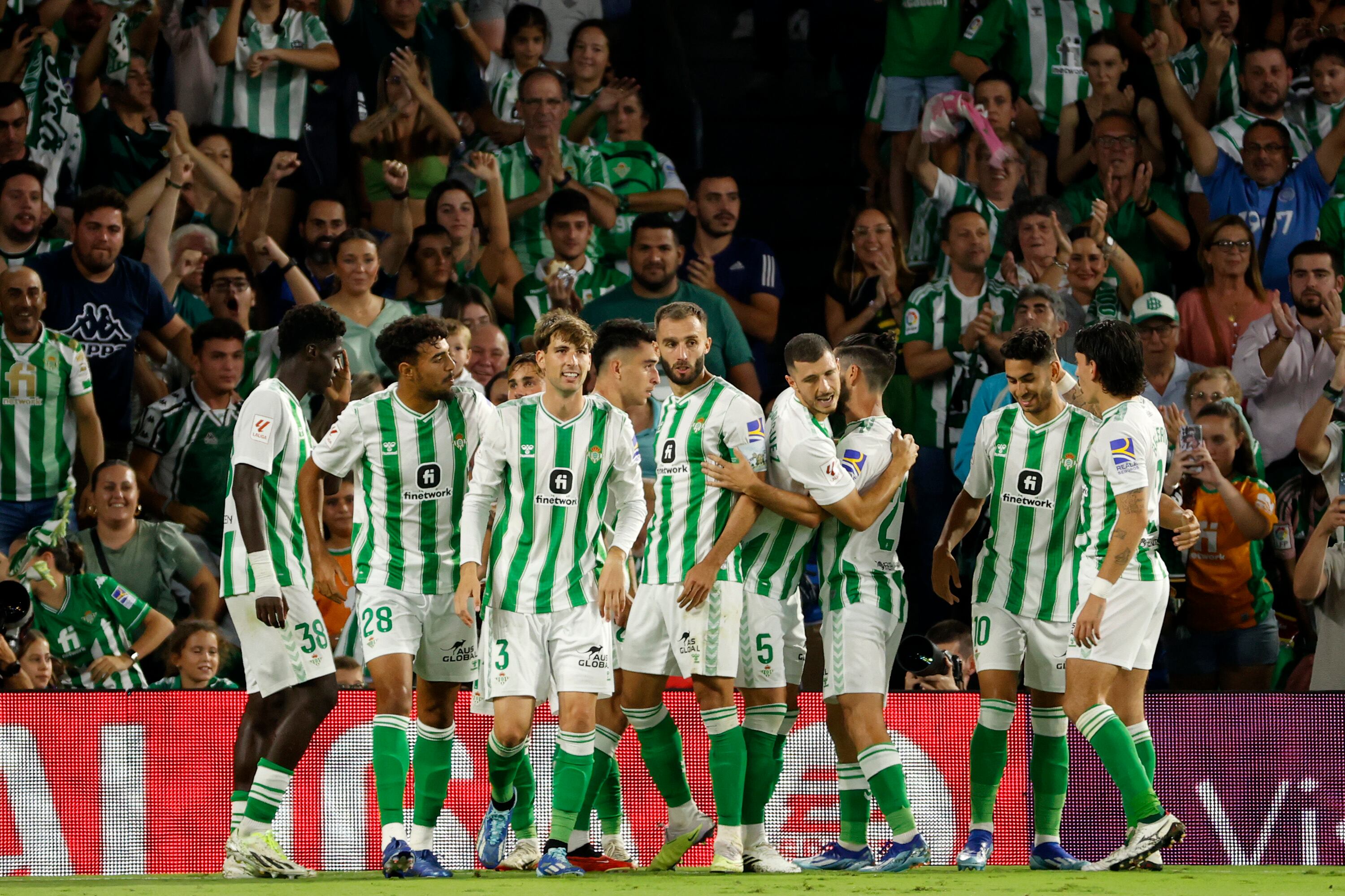 SEVILLA, 01/10/2023.- Los jugadores del Betis celebran el 2-0 ante el Valencia en el partido de la Jornada 8 de LaLiga que estos dos equipos juegan hoy en el estadio Benito Villamarín. EFE/Julio Muñoz
