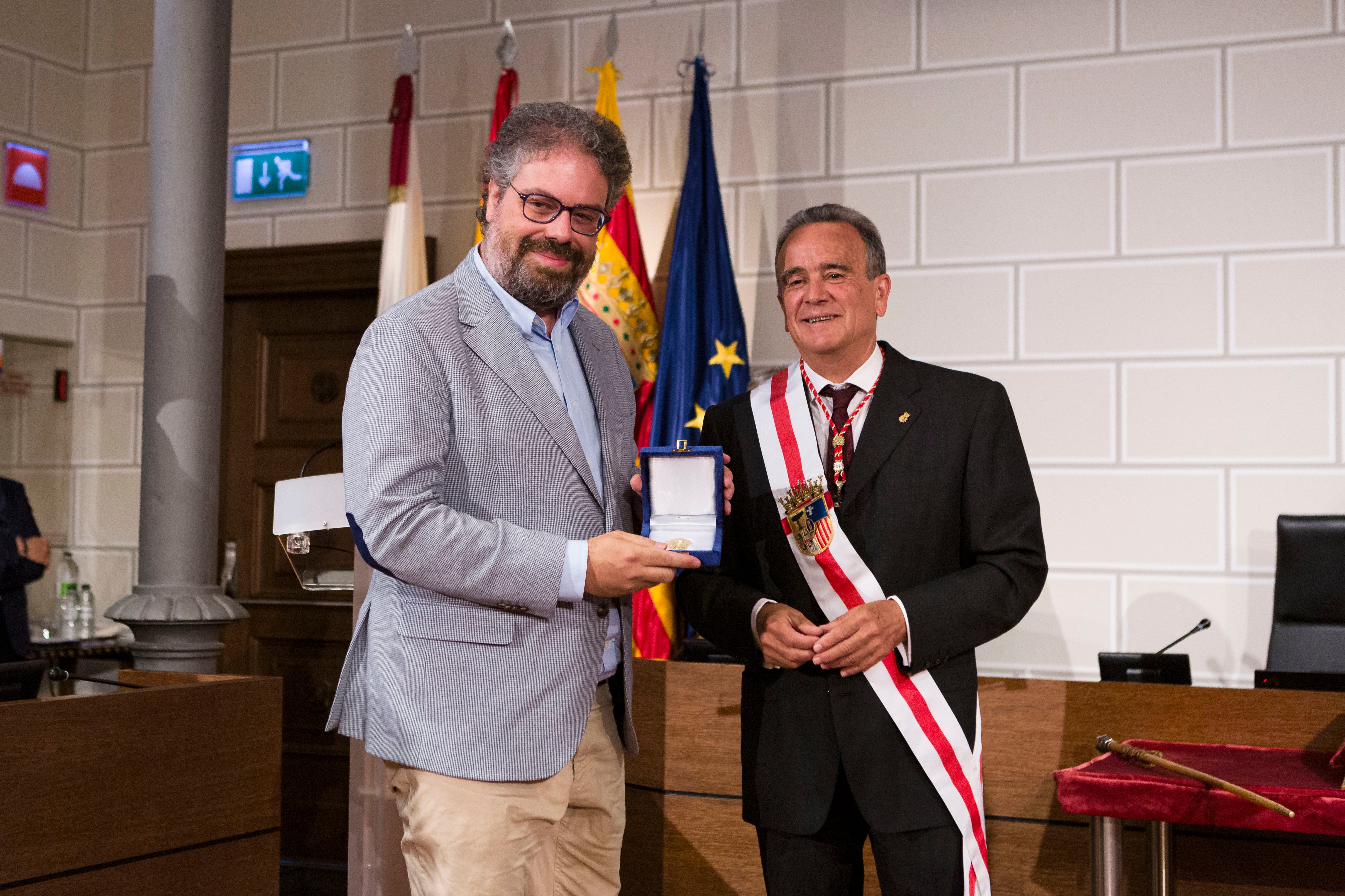 Juan Antonio Sánchez Quero entrega a Sergio del Molino la Medalla de Santa Isabel  de Portugal (DPZ)