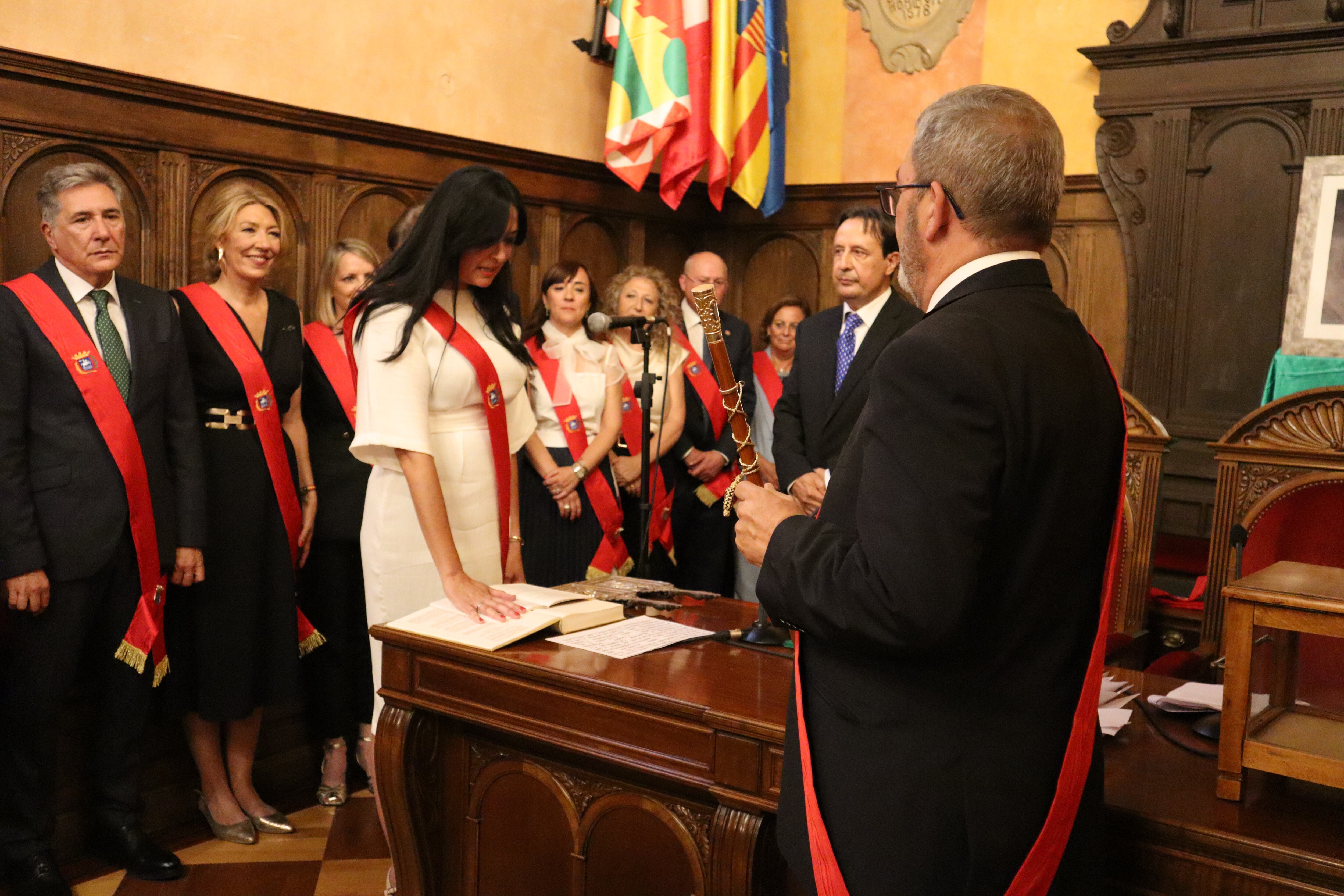 La nueva alcaldesa jurando. Y a su izquierda, las juratorias de plata del siglo XVII