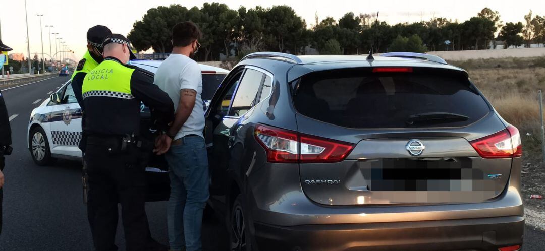La Policía Local de Alicante detiene a un hombre que presentó un carné de conducir falso