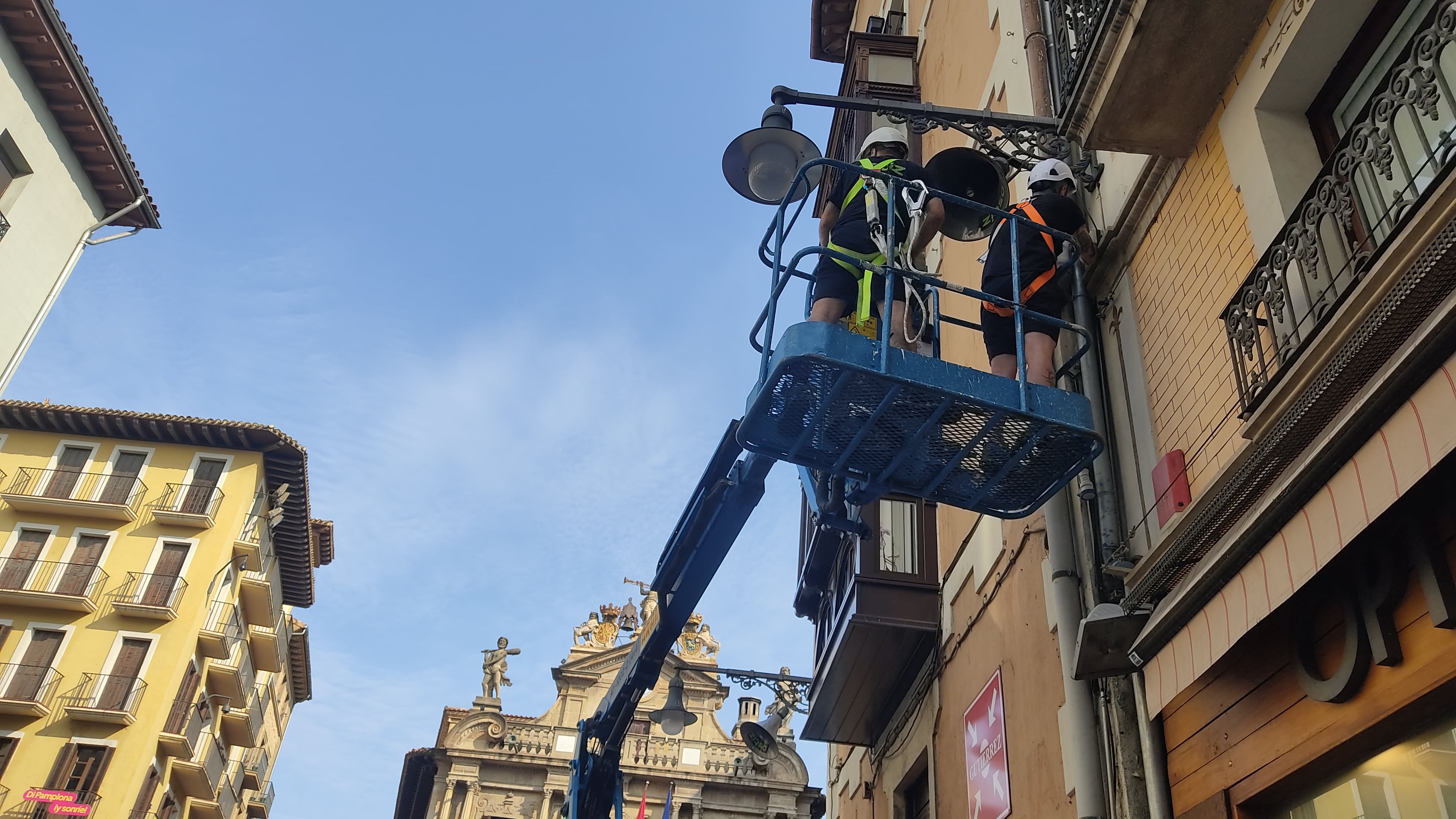 Colocación del sistema de megafonía para acompañar al Chupinazo, encierros y Pobre de Mí