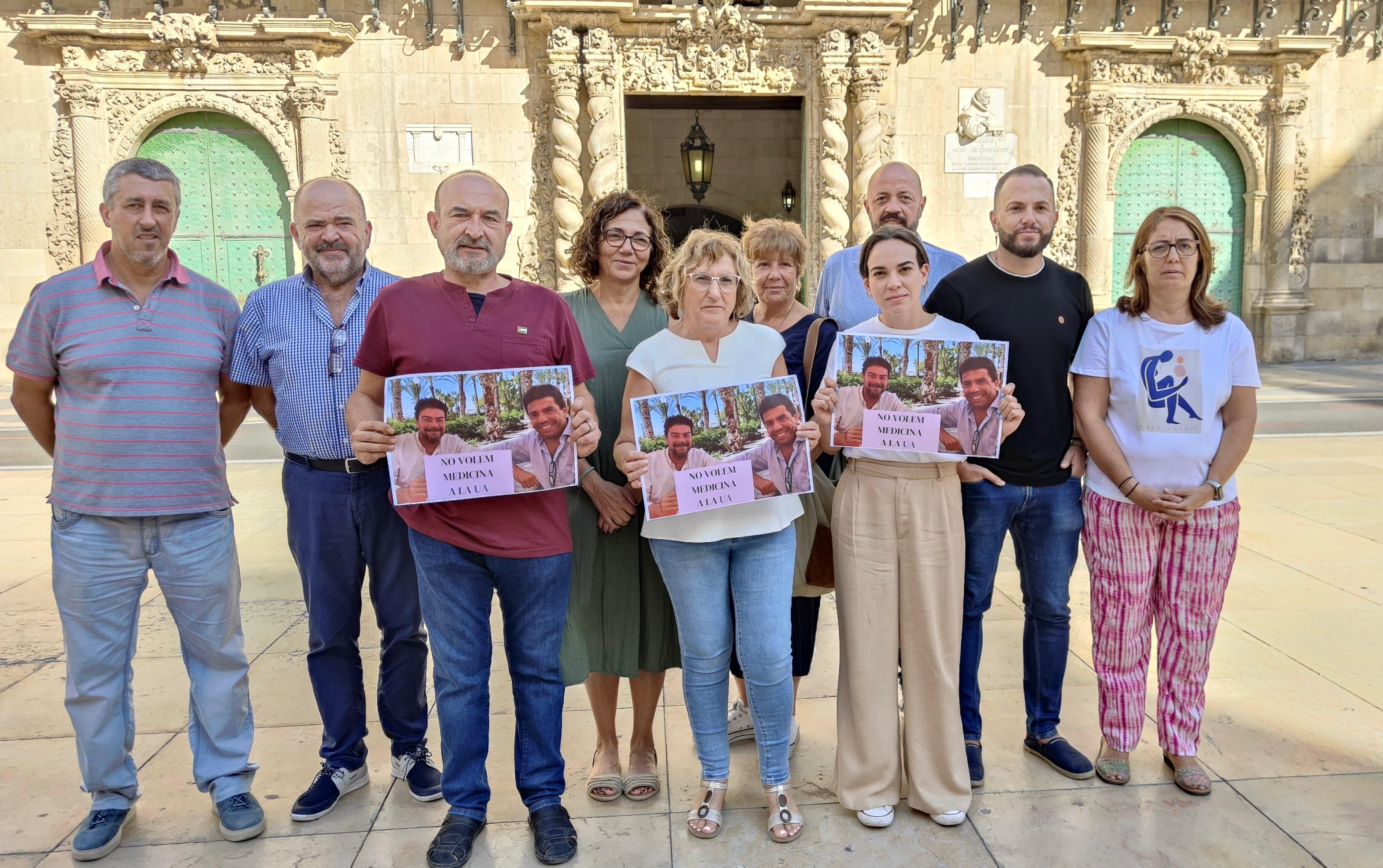 Los portavoces de los tres partidos progresistas posan junto con sus compañeros para denunciar "el abandono" del PP a la UA