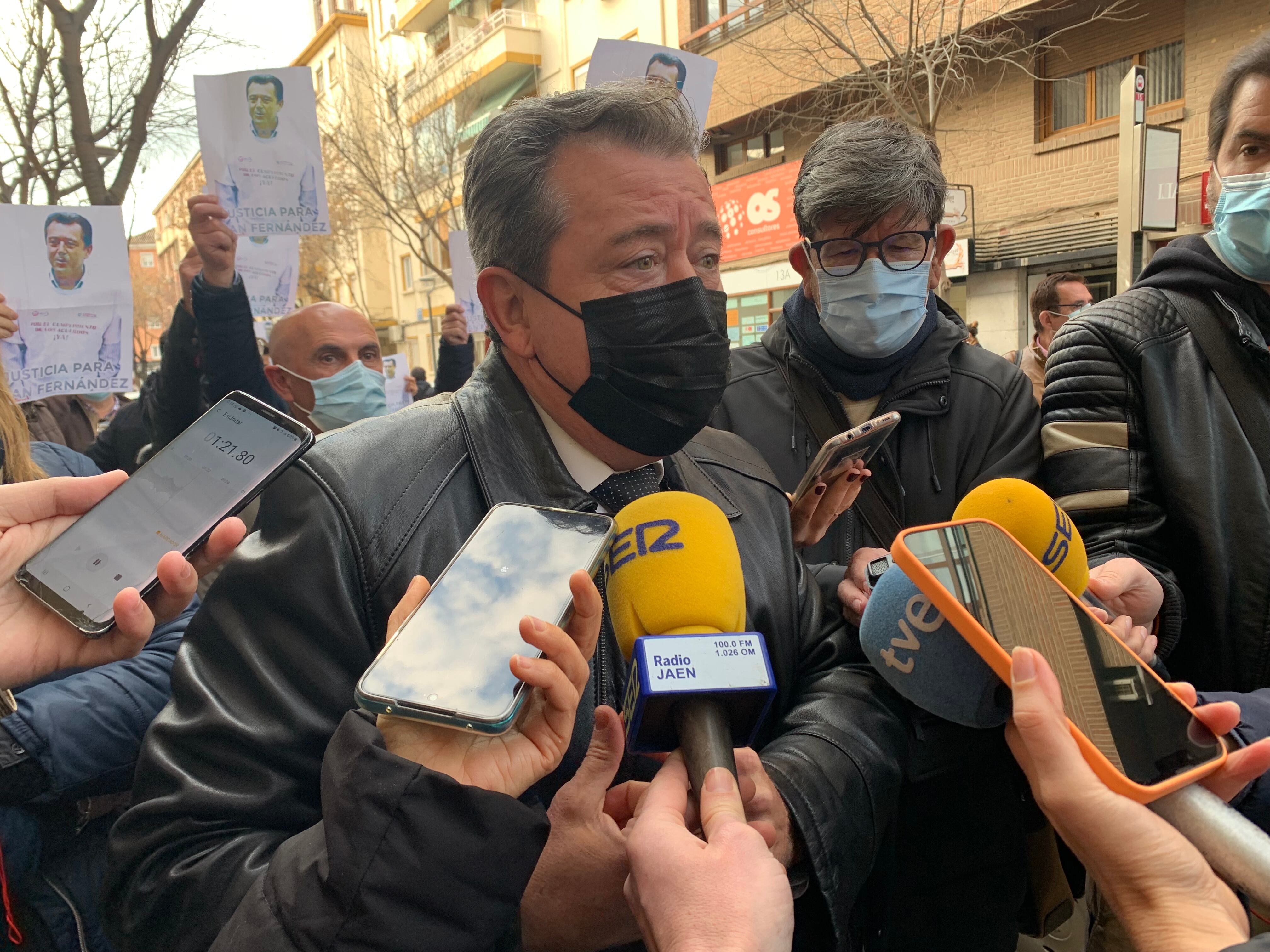 Juan Fernández atiende a los medios a su llegada al juicio.