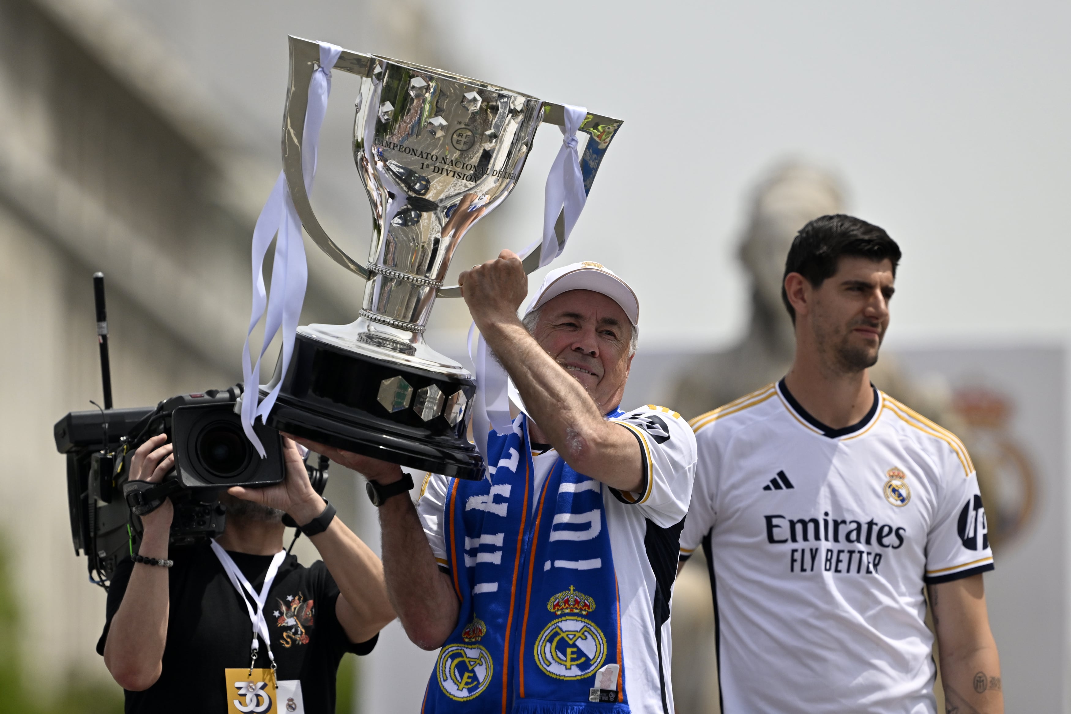 Carlo Ancelotti festeja el título de Liga en Cibeles junto a Thibaut Courtois