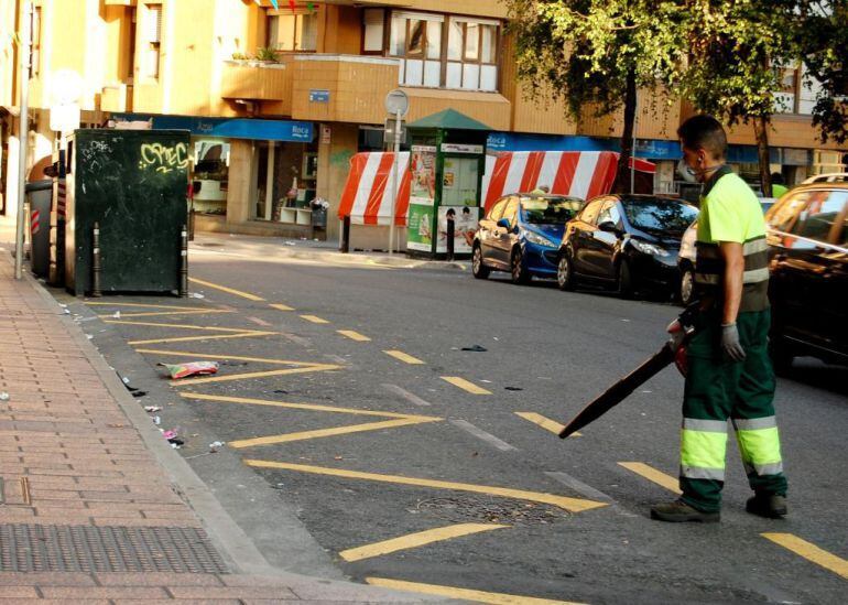 Imagen del pasado verano en la que un operario de la Mancomunidad trabaja en la calle Calbetón de Eibar