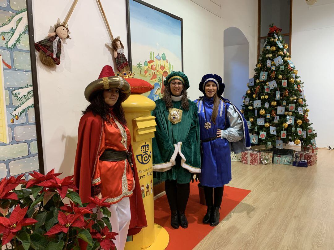 Pajes de sus Majestades los Reyes Magos de Oriente junto al Buzón Real en el Hospital de Santiago