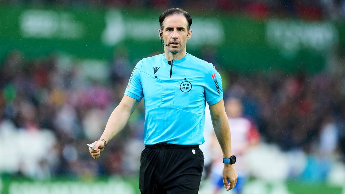 González Esteban, árbitro del Racing - Real Oviedo