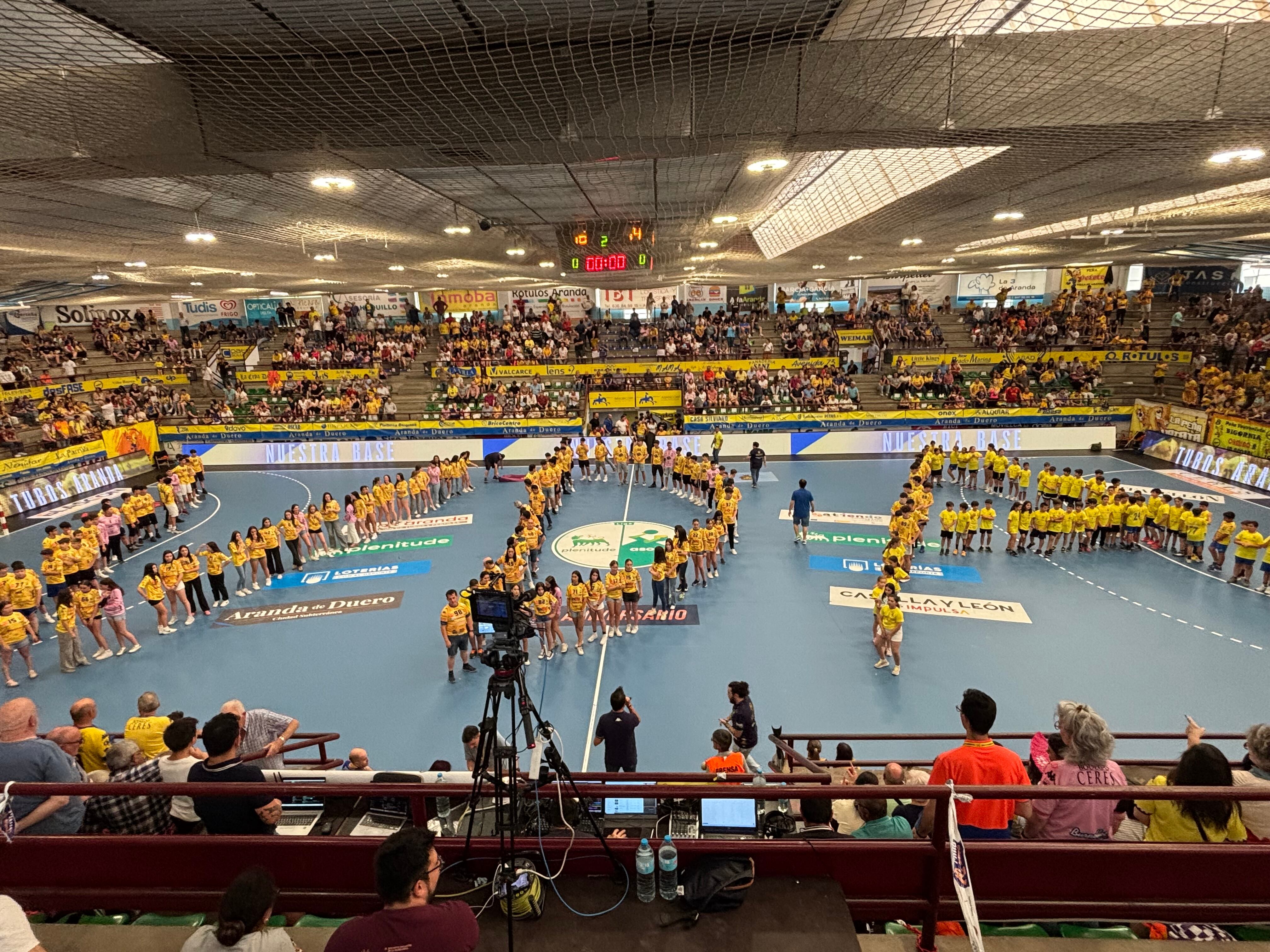 En el descanso posaron los equipos de la base
