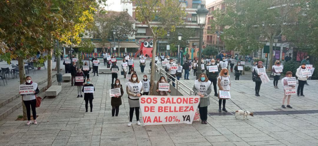 Concentración de los salones de belleza de Puertollano frente al Ayuntamiento pidiendo la bajada del IVA en el sector