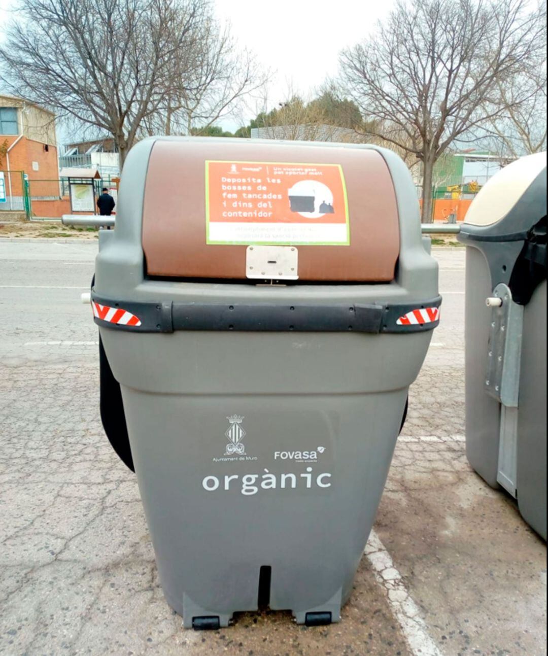 Imagen de uno de los 28 contenedores marrones ubicados en las calles de Muro