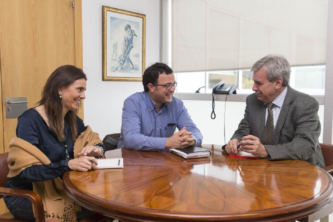 Rafael de la Sierra, en una imagen de archivo, reunido con su entonces directora de Gabinete, hoy consejera, Paula Fernández, y el alcalde de Ruente, Jaime Díaz.