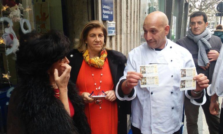 El responsable de &#039;Maestros Cárnicos&#039;, en la calle Ramiro Valbuena, feliz tras comprobar que había repartido un buen pellizco entre sus clientes