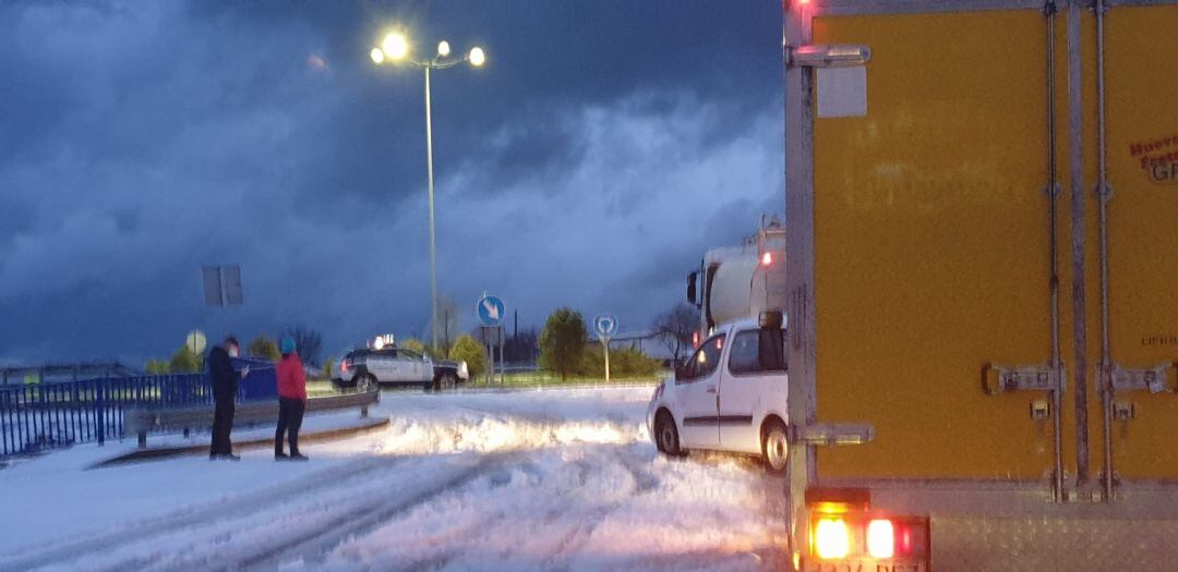 Vehiculos tratando de incorporarse a la autovia A-67 en la noche pasada.