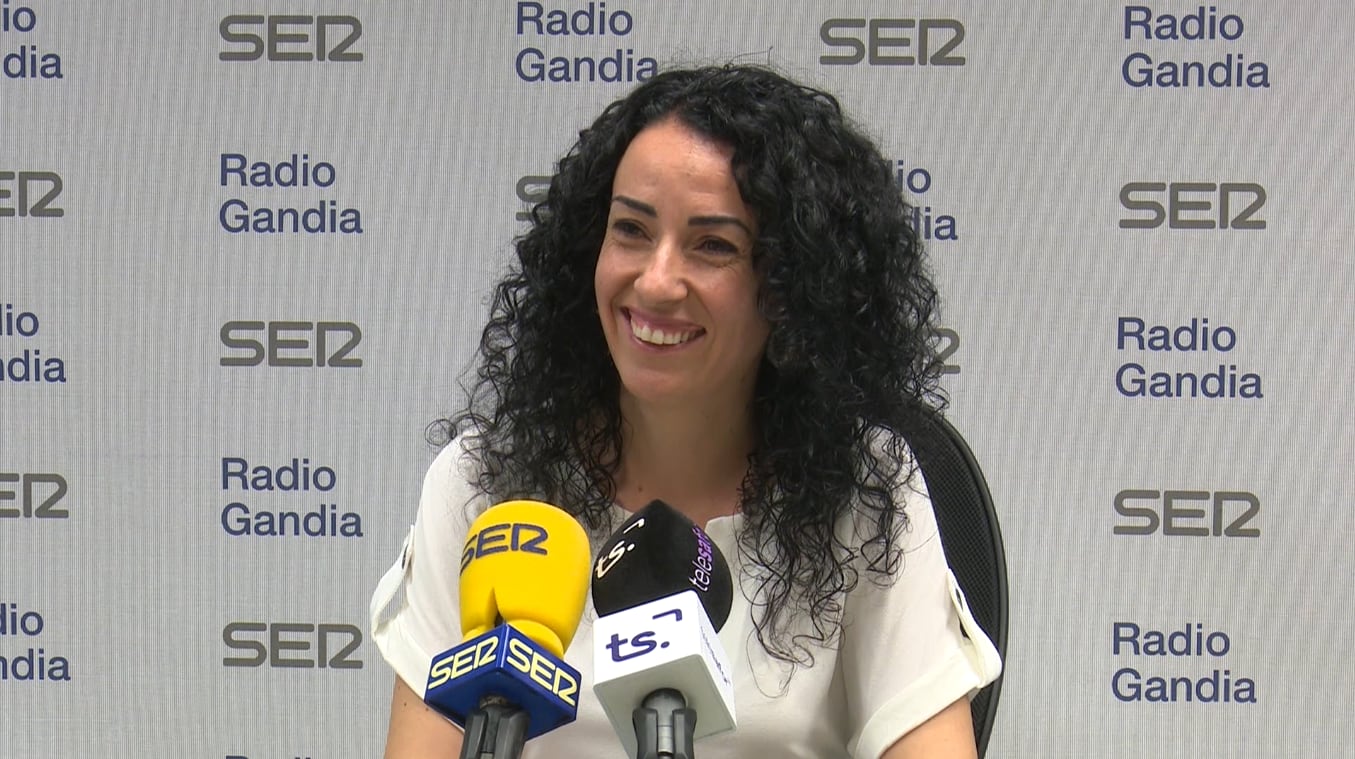 Lara Romero, alcaldesa de Tavernes de la Valldigna, en los estudios de Radio Gandia