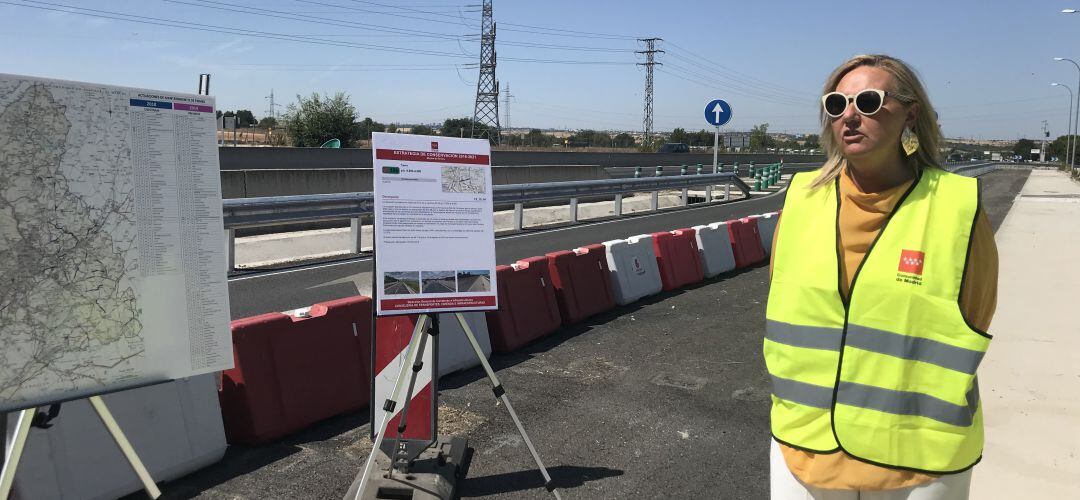 Rosalía Gozalo visita la rotonda de la M-100 a su paso por Algete