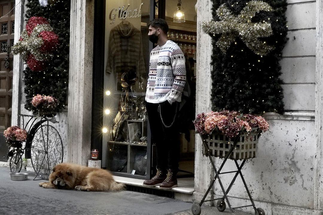 Un comercio en una calle de Roma. 