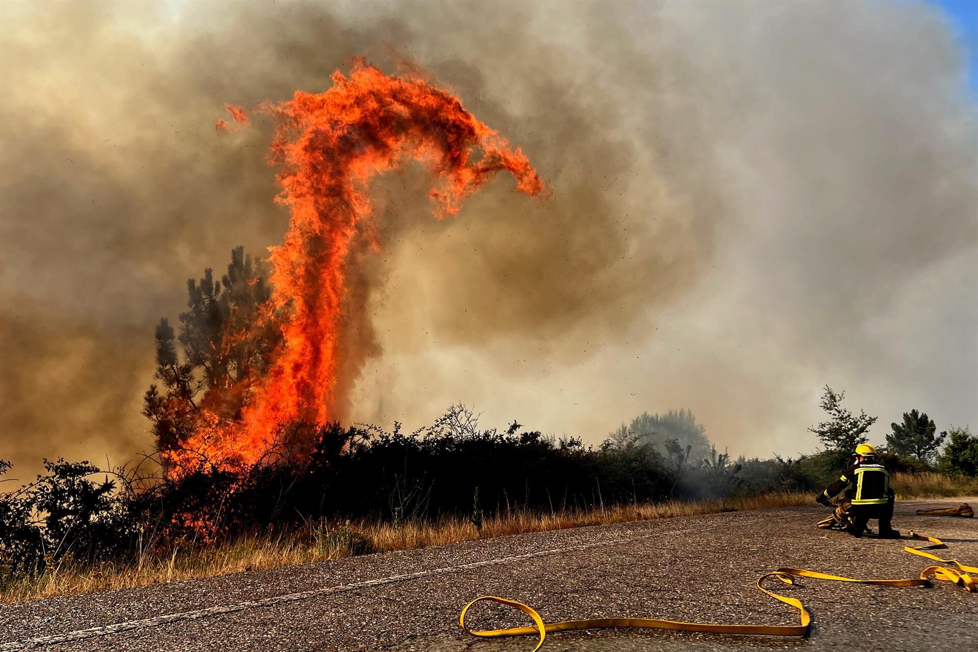 Incendio forestal en A Cañiza este verano. (Alberto Vázquez, &quot;Sxenick&quot;/EFE)