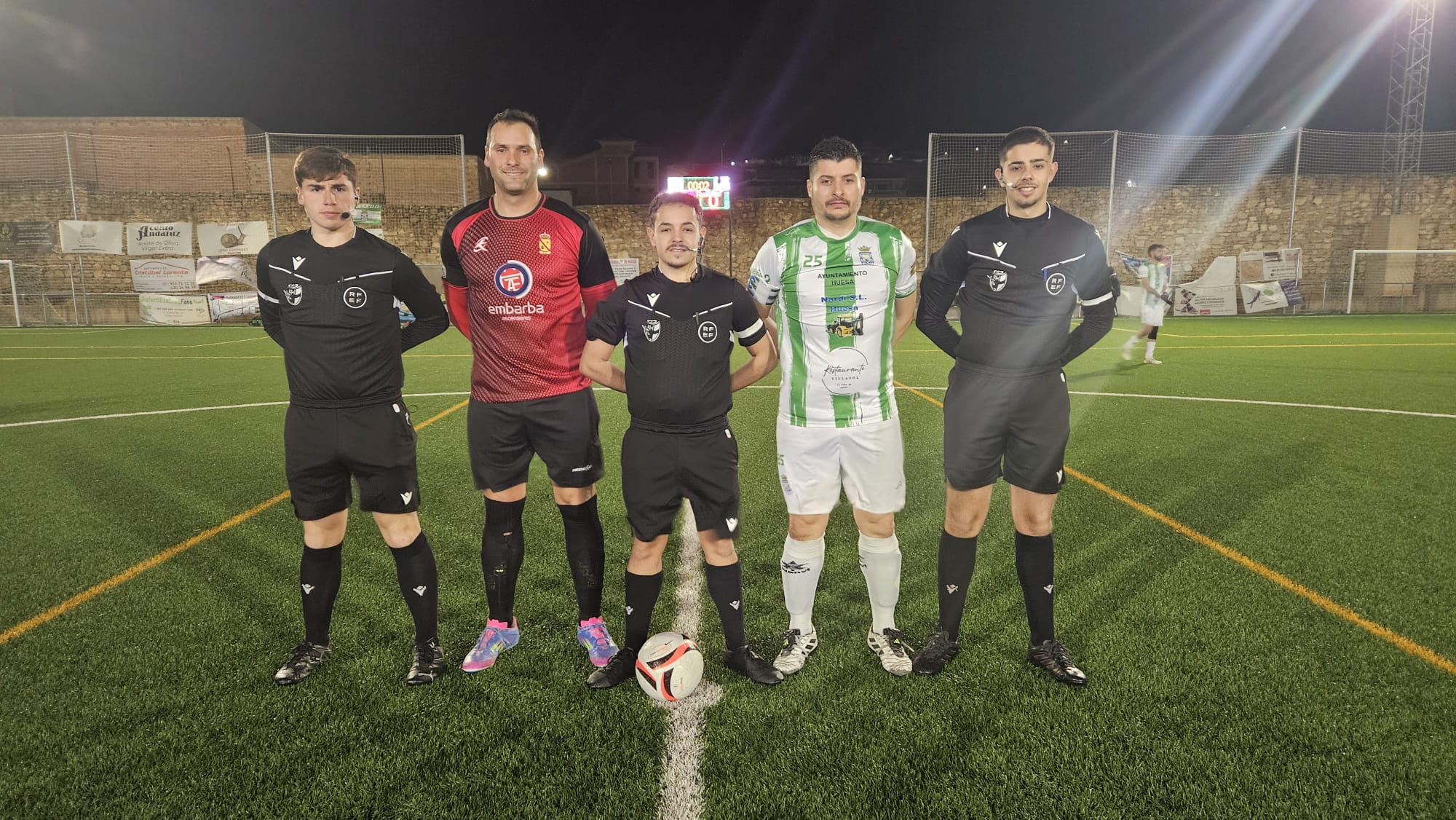 El trío arbitral y los capitanes de los dos equipos