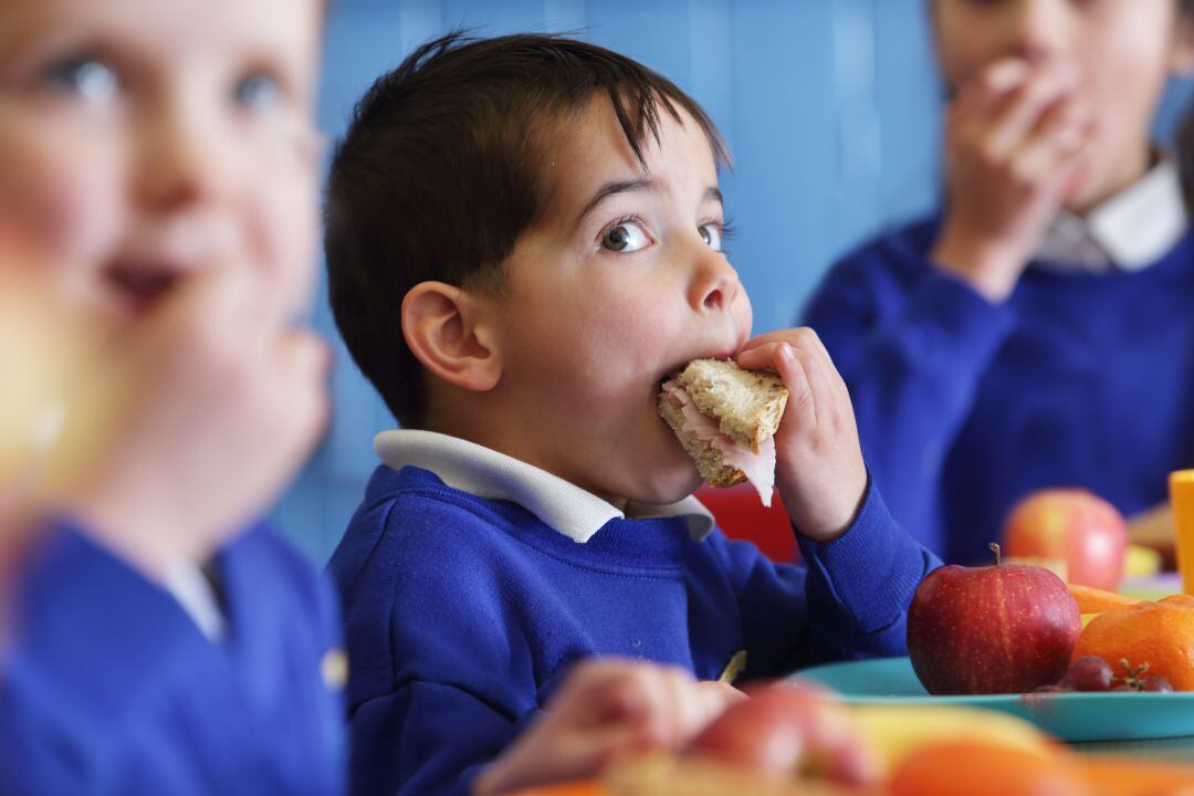 Niños comiendo en el comedor del colegio. 