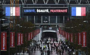 Varios espectadores acceden al estadio de Wembley antes del partido amistoso que van a disputar las selecciones de fútbol de Inglaterra y Francia