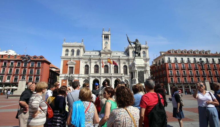 Un grupo de turistas en la Plaza Mayor de Valladolid